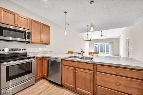 242 Oak Tree Ln, Elyria, OH 44035 photo 7