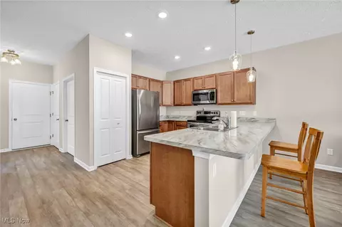 242 Oak Tree Ln, Elyria, OH 44035 photo 9