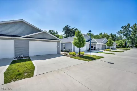 242 Oak Tree Ln, Elyria, OH 44035 photo 4
