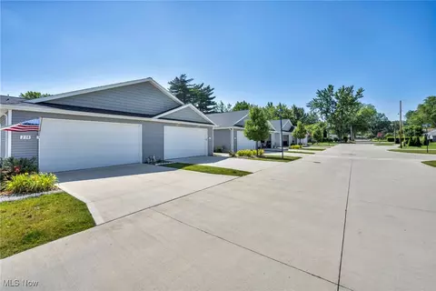 242 Oak Tree Ln, Elyria, OH 44035 photo 5