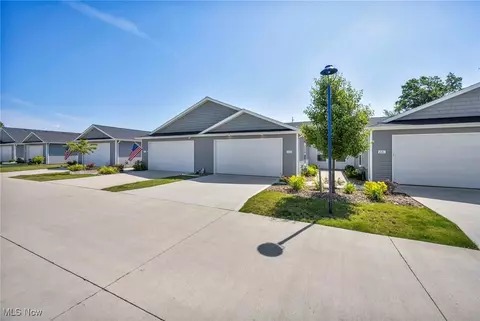 242 Oak Tree Ln, Elyria, OH 44035 photo 3