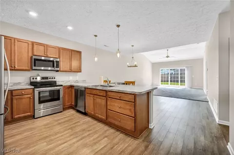 242 Oak Tree Ln, Elyria, OH 44035 photo 6