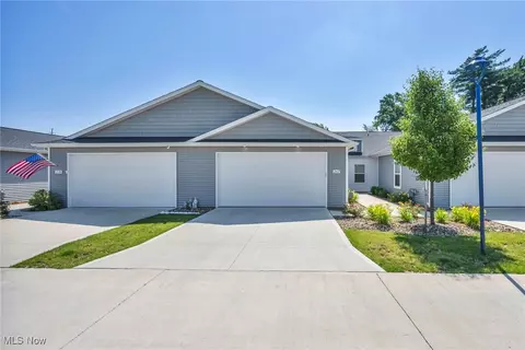 242 Oak Tree Ln, Elyria, OH 44035