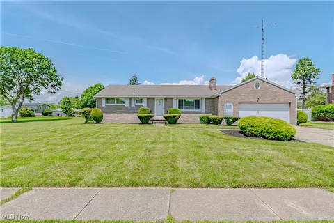 1401 Opal St, Louisville, OH 44641