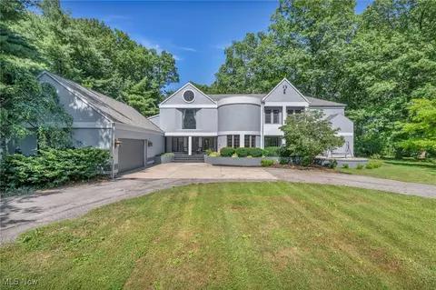 6869 Cliffside Dr, Vermilion, OH 44089