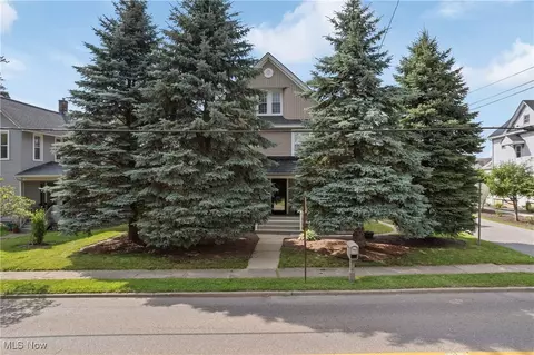 233 S Prospect Ave, Hartville, OH 44632