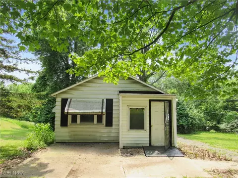 12316 Sunset Dr, Garfield Heights, OH 44125