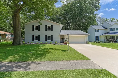 725 Regina Dr, Vermilion, OH 44089
