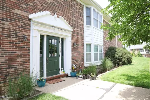 6955 Carriage Hill Dr #101, Brecksville, OH 44141