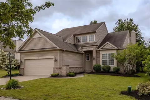 233 Lexington Cir, Broadview Heights, OH 44147