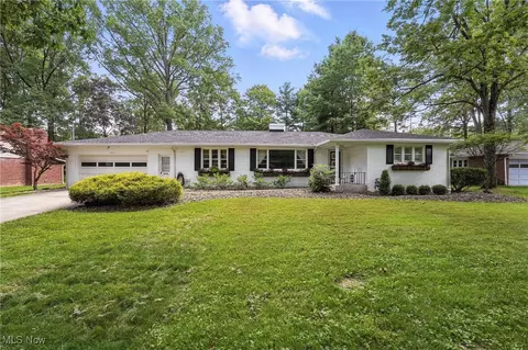 305 Sleepy Hollow Dr, Canfield, OH 44406