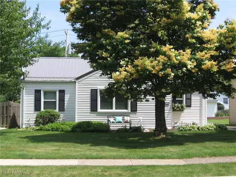 1131 Commonwealth Ave, Mayfield Heights, OH 44124
