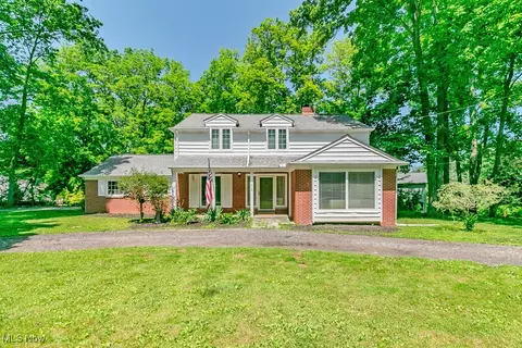 219 Wintergreen Hill Dr, Painesville, OH 44077