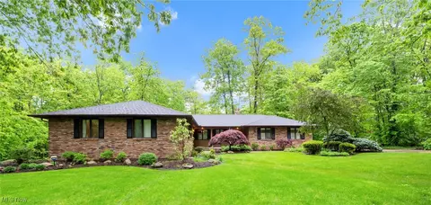 395 E Pioneer Trl, Aurora, OH 44202