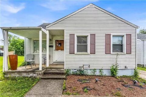12830 Park Knoll Dr, Garfield Heights, OH 44125