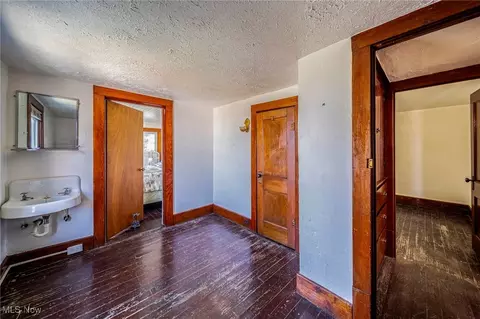 Entry Way - 5016 W Mapleton Beach Dr, Geneva, OH 44041 photo 3 of 3