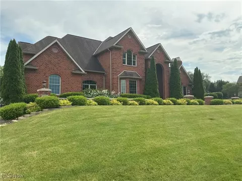 3204 Maple Creek Dr, Zanesville, OH 43701