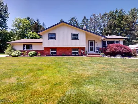 2526 Kennelly Dr, Willoughby Hills, OH 44094