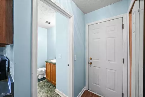 Entry Way - 9009 Oak Ct, Windham, OH 44288 photo 2 of 3