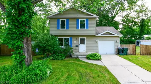 9009 Oak Ct, Windham, OH 44288