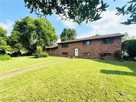 206 E 4th St, Williamstown, WV 26187