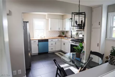 Kitchen - 19 Renee Dr, Struthers, OH 44471 photo 3 of 5