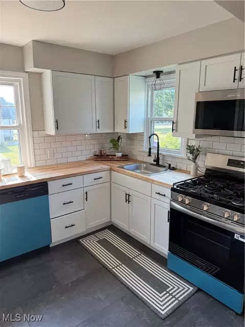 Kitchen - 19 Renee Dr, Struthers, OH 44471 photo 5 of 5