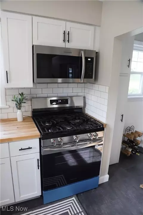 Kitchen - 19 Renee Dr, Struthers, OH 44471 photo 2 of 5