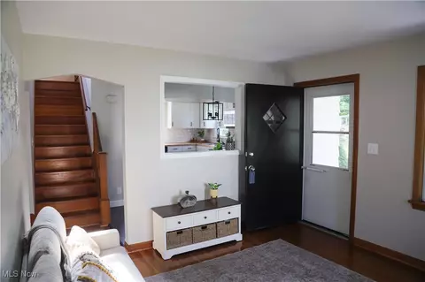 Entry Way - 19 Renee Dr, Struthers, OH 44471 photo 4 of 11