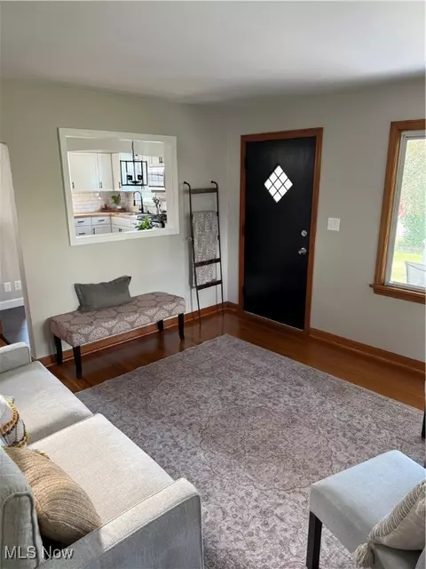 Entry Way - 19 Renee Dr, Struthers, OH 44471 photo 5 of 11