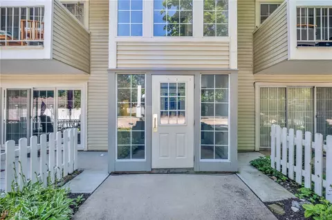 2940 S Bay Dr #K5, Westlake, OH 44145