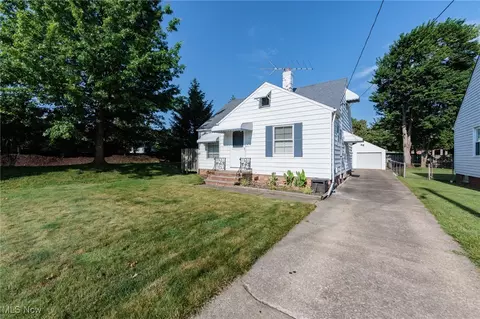 4766 Brookwood Dr, Brooklyn, OH 44144