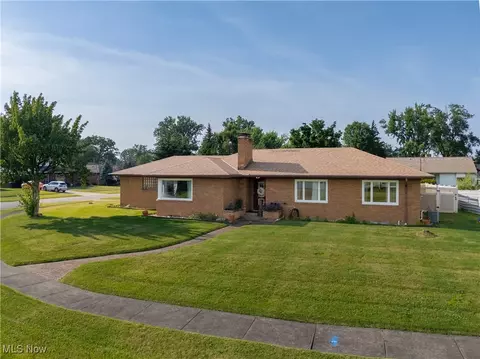 2087 Guarnieri Dr NE, Warren, OH 44483