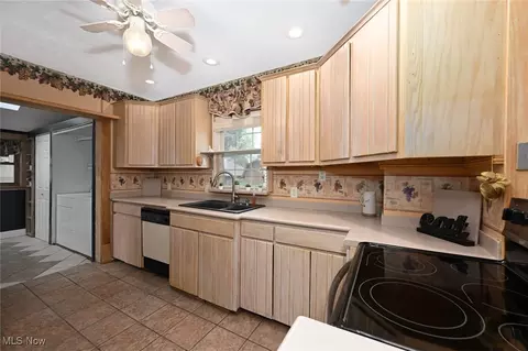 Kitchen - 517 Broad Ave NW, Canton, OH 44708 photo 2 of 3