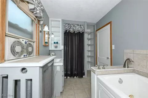 Bath - 517 Broad Ave NW, Canton, OH 44708 photo 3 of 3