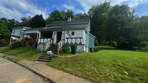 322 Deersville Ave, Uhrichsville, OH 44683