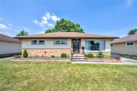 7356 Oakwood Rd, Parma, OH 44130