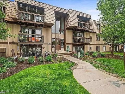 9630 Cove Dr #A14, North Royalton, OH 44133