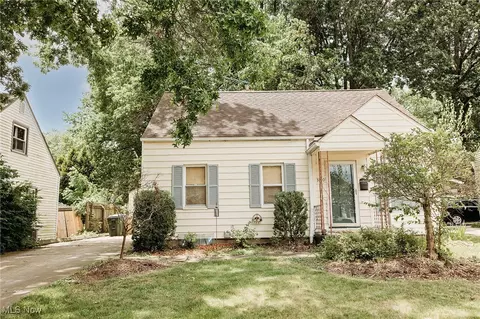 3190 Oakwood Dr, Cuyahoga Falls, OH 44221