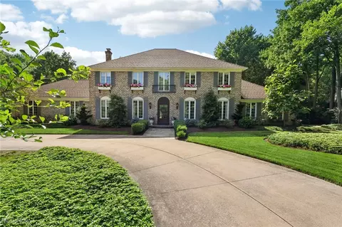 16 Hunting Hollow Dr, Pepper Pike, OH 44124
