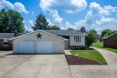 1565 Lois St, Belpre, OH 45714