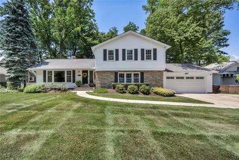 1058 Oakview Dr, Highland Heights, OH 44143