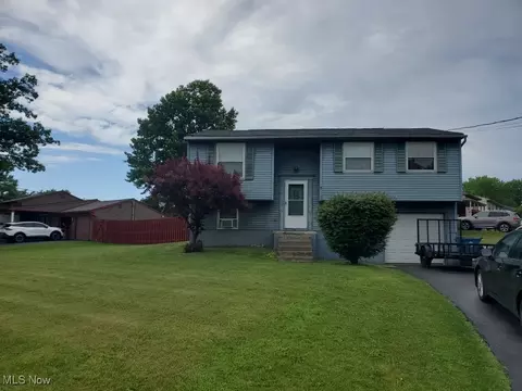 3697 Oakview Dr, Girard, OH 44420