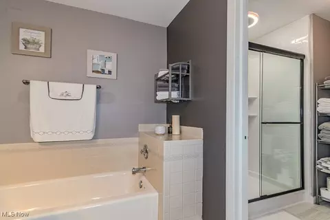 Bath - 101 Middle Post Pt, Chardon, OH 44024 photo 2 of 7
