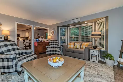 Living - 101 Middle Post Pt, Chardon, OH 44024 photo 2 of 5