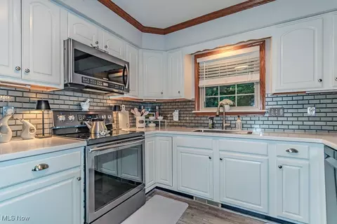 Kitchen - 101 Middle Post Pt, Chardon, OH 44024 photo 2 of 2