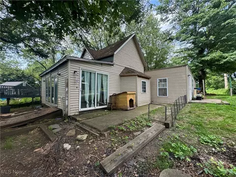 604 Pear Dr, Akron, OH 44319