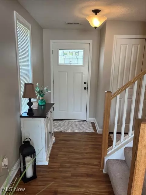 Entry Way - 1315 Cascade Cir E, Canton, OH 44708 photo 2 of 4
