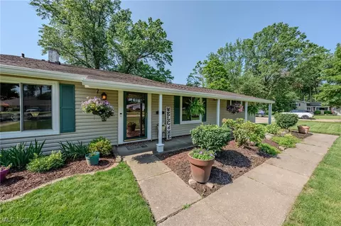 25171 Doe Dr, North Olmsted, OH 44070