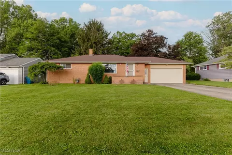 1032 Beechwood Dr, Girard, OH 44420